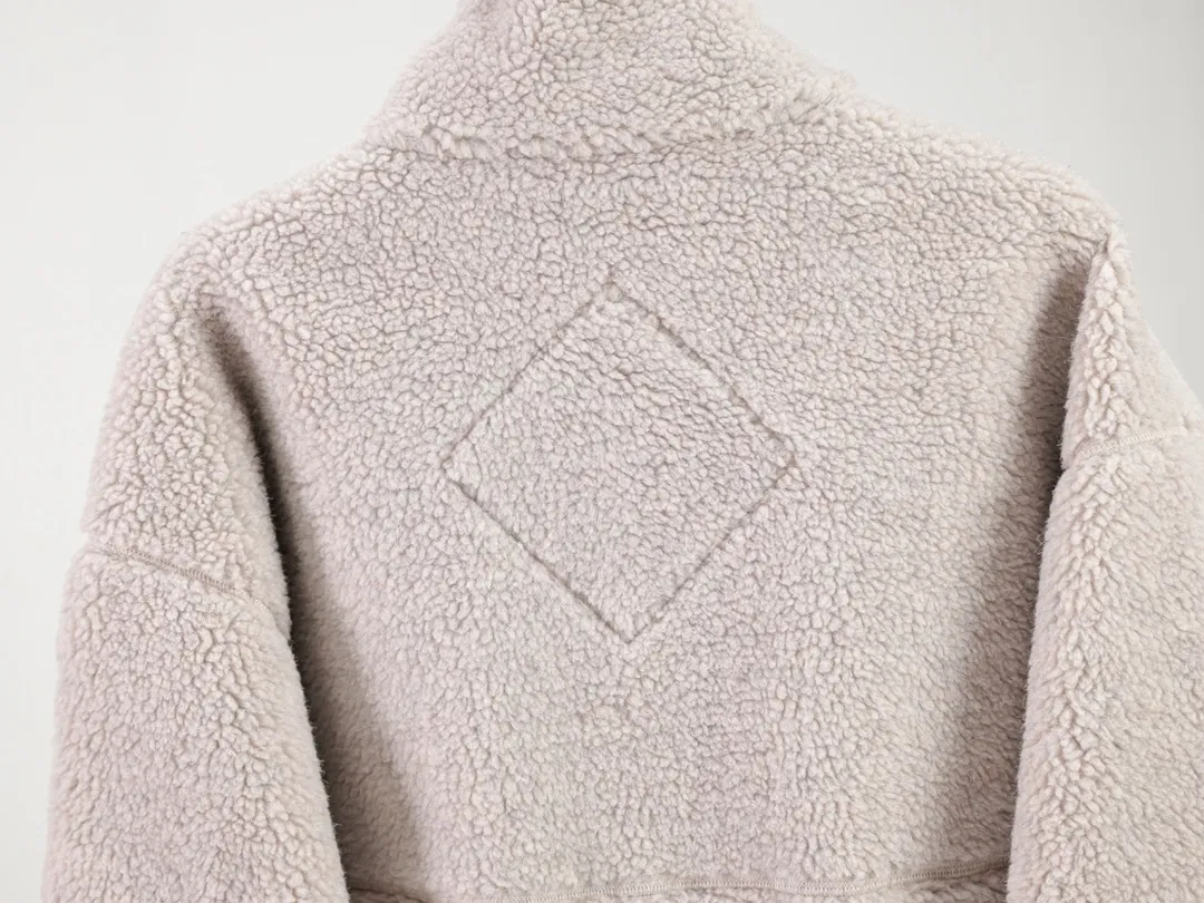 P620 Canada Goose/Canada Goose Shearling Jacket Simcoe Shearling Zip Jacket is made from Kind artificial long-hair sherpa, our new generation of wool fleece that helps keep the earth cold and the people on it warm. It features dropped shoulders, a high collar and an adjustable waist hem with internal drawstrings. Standard embroidery color label; top-quality goose Simcoe lambskin Color: Apricot Pink Black Gray White Army Green Size: S M L